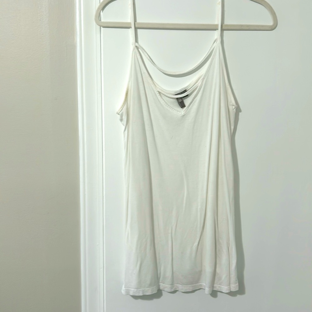 Caging tank with adjustable straps